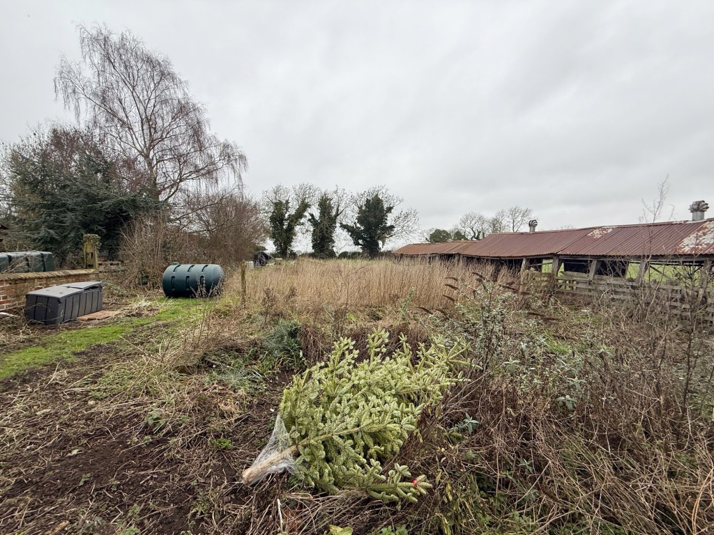 Lot: 86 - HOUSE FOR REPAIR AND IMPROVEMENT - Garden